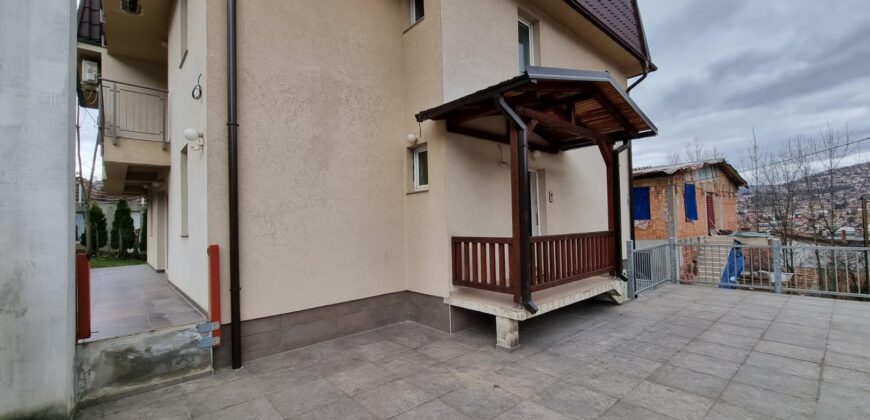 Kuća sa garažom i poslovnim prostorom Bakarevićeva / Bistrik