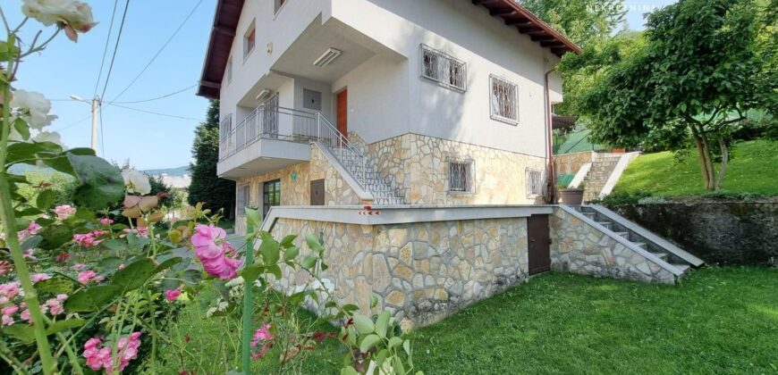 Kuća sa dvorištem / Grivići / Hadžići